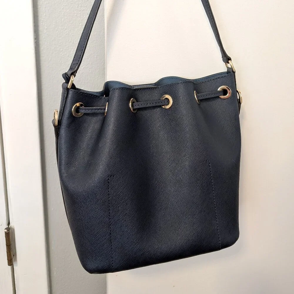 Michael Kors Bucket Bag with Detatchable Crossbody Strap & Matching Wristlet - Picture 4 of 12